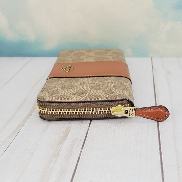 COACH Accordion Zip Wallet Signature - Picture 5 of 9